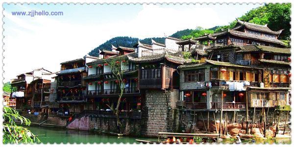 張家界、黃石寨、金鞭溪、袁家界、天子山、十里畫(huà)廊、黃龍洞、寶峰湖、天門(mén)山、鳳凰古城四日游